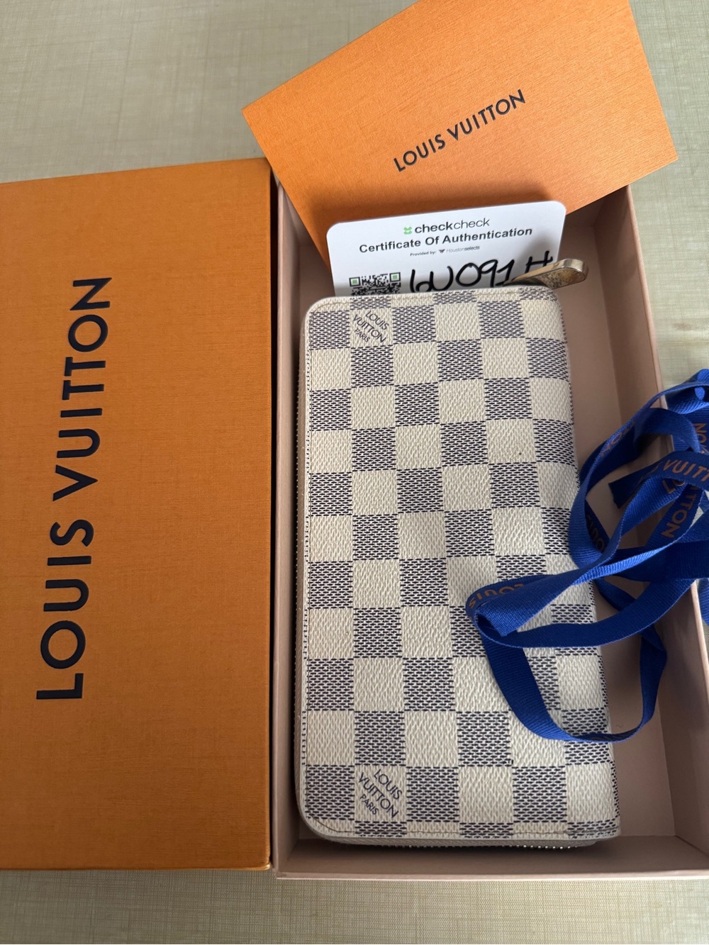 Louis Vuitton Damier Azur Zip Around Wallet in Cream - Picture 4 of 9